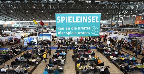 Das Foto zeigt die große Spieleinsel in der Stuttgarter Messehalle.